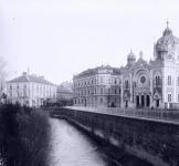 Imagine atasata: Fabric - Sinagoga si Canalul Morii (1910).jpg